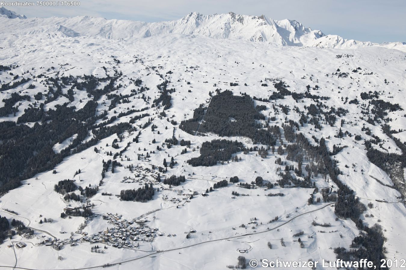 Dorf links unten: Sarn, Blick westtwärts zur Alp da Sarn. (Position 2'750'687.29, 1'176'162.79). In der Mitte links: Sarn-Lescha mit Skianlagen nach Dultschegnas und hinauf zur Sarner-Alp auf 2080 m.ü.M.